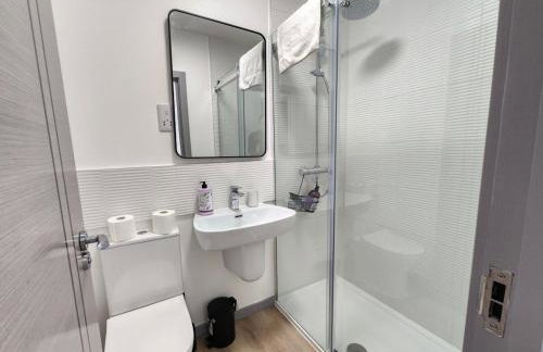 Luxury 2-Bed Apartment with AC, Sleeps 6, Private Garden, Free Parking, Netflix - Photo 6