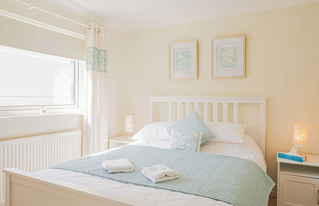 Central 2 Bed House w/ Garden and Free Parking! - Photo 11