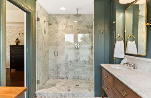 Updated and Spacious Home with Huge Yard Office and Decks - Foto 29