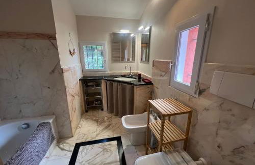 Proche Roussillon, La villa rouge Luberon, piscine chauffée, climatisation et vue Luberon - Foto 22