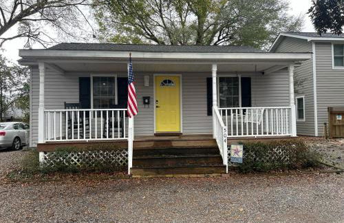 Under the Oaks, A Downtown Hidden Gem - Foto 26