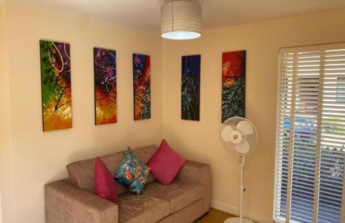 Homely & Warm Trumpington House w Parking, 5 mins drive to Bio Medical Campus, Addenbrooke's & Papworth hospitals - Foto 2