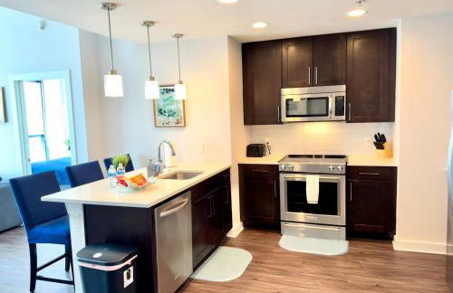 Skyline Retreat Penthouse, Top Floor, Year round Pool, City View! - Foto 28