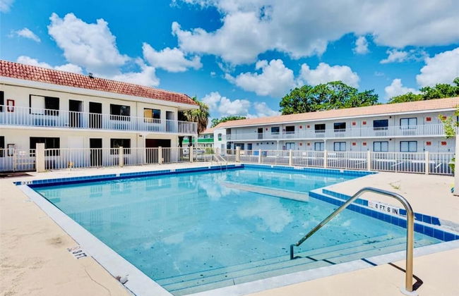 1/1 Condo-hotel With Double bed and Community Pool Miles From Disney! - Foto 14
