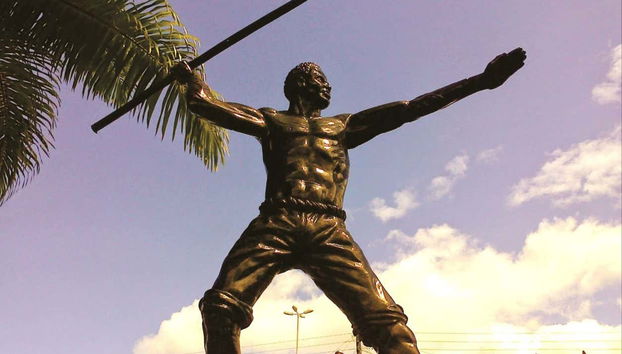 Estatua con una lanza