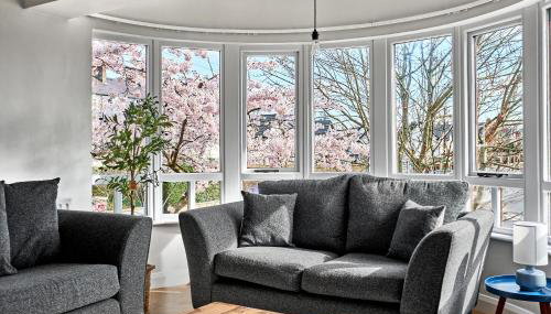 Exclusive Offers l Last-Minute Stay l Sleeps Up to 6 l Conveniently located near town Centre l restaurants l and local attractions l It offers easy access to the stunning Causeway Coast l Coleraine Hideout l WeStayBelfast - Foto 4