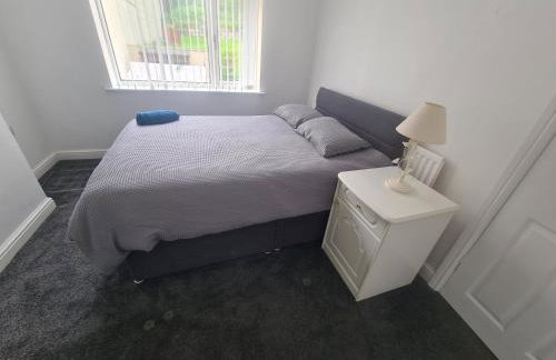 L & J Escapes - 8 Bedrooms suitable for Contractors and Families- Private parking available for 6 vehicles - Foto 9