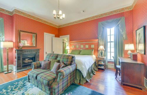 Ornate Victorian Home with Courtyard and Fire Pit! - Foto 15