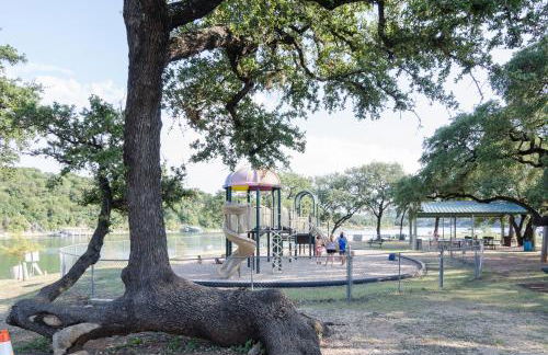 Remodeled Historic Lakefront Gem Overlooking Lake Travis and Jones Brothers Park *Great for Families and Groups* - Foto 11