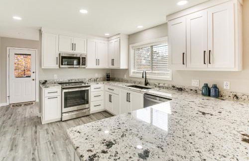 Waterfront Lake Coronado Home with Deck and Views - Foto 10