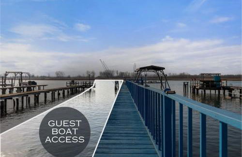 Lakeside Bliss 2BR, 1BA with All Modern Comforts - Foto 1