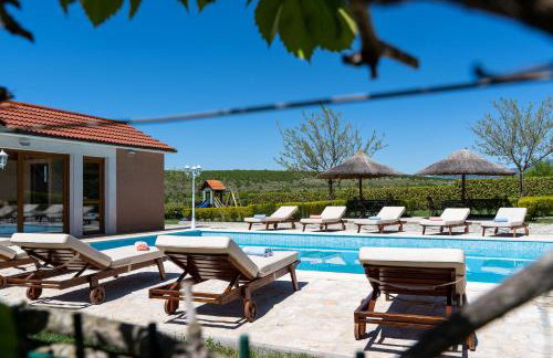 5-Bed Villa with Pool, Jacuzzi & Padel Court - Foto 51