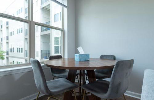 Central 1-BR Condo Assembly Row Gym & Pool Sleep 5 - Photo 2