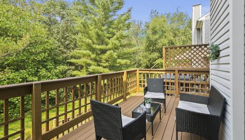 4BR Townhome, Close to Shops & Restaurants, 40 Mins to DC - Foto 5