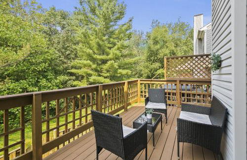 4BR Townhome, Close to Shops & Restaurants, 40 Mins to DC - Foto 5