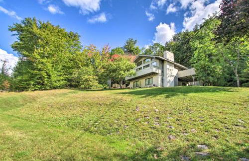 House with Balcony about 5 Mi to Cranmore Resort! - Photo 3