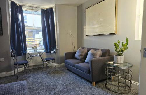 StayZen Apartments - Free Parking & Private Garden Ground Floor Central Woking - Business & Leisure - Photo 1