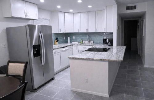 Cozy and Costal 10 Min to Beach Pool, Sauna, Pool table - Foto 6