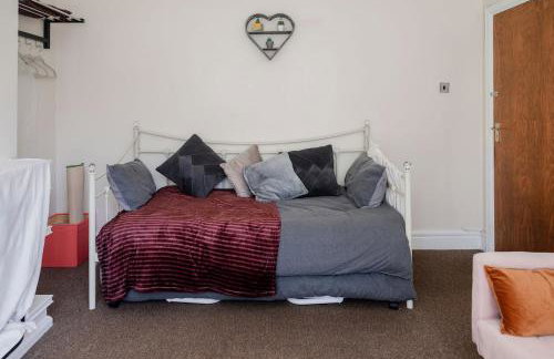 Spacious 6 bedroom House in Dudley with optional Nursery-Drive and Garage-Families and Contractors Welcome - Foto 32