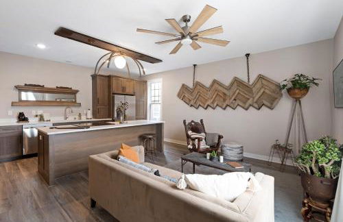 Bus Stop Sally in Historic Walker's Point MKE - Foto 37