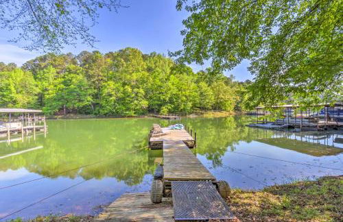Lakefront Townville Gem with Boat Dock and Kayaks - Foto 32