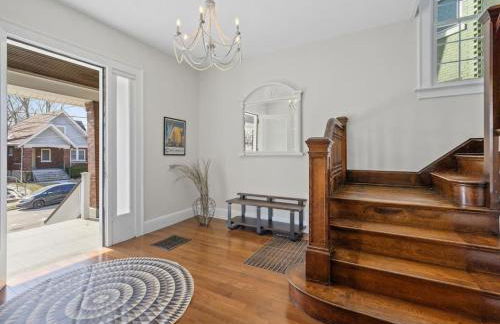 Deluxe 6 Bedroom 3 Min to Downtown w 2-car Driveway - Foto 4