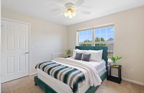 Quiet Suburban Home with Art Deco Flair - Foto 9