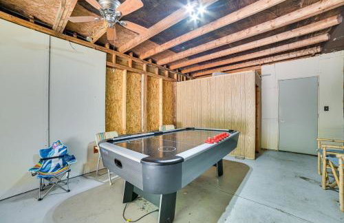 Prudenville Family Home with Game Room and Fire Pit! - Foto 16