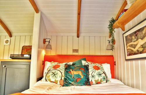 FLORA Luxury Retreat, Private Garden, Views & Hot Tub - Photo 9