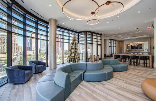 Downtown Luxury High-Rise with Panoramic Views - Foto 15