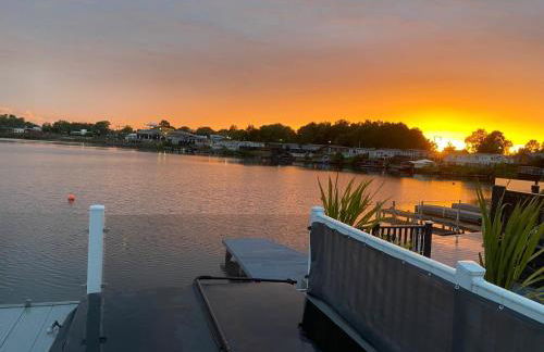 Lakeside Holiday Home with Hot Tub - Foto 11