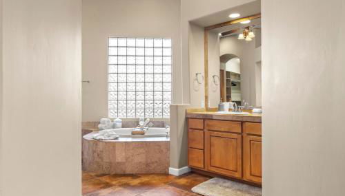 The Debonair Derby by PaseoHomesAZ with Heated Pool - Foto 4