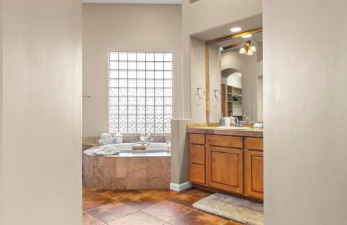 The Debonair Derby by PaseoHomesAZ with Heated Pool - Foto 4