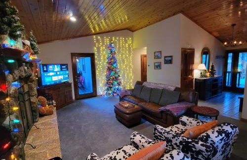 Four Seasons Getaway-Private Hot Spa with Pine Tree Views-Walk to Village and Pineknot Trailhead-Plus King Bed! - Photo 15