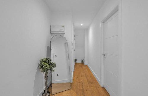 2 Bedroom Flat By Key Light Properties Short Lets & Serviced accommodation two minutes walk from Canada Water Station - Great for Contractors, Group and Family - Foto 31