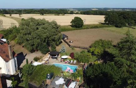 Farmhouse Retreat with Hot Tub, Pool, Horses, Games Room, Free Car Park, Only 45 min from Oxford Circus - Foto 14
