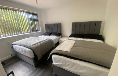 Modern 3 Bedroom Holiday Home -Jaquzzi Bath -Private Parking-suitable for contractors - Free WiFi - Foto 2