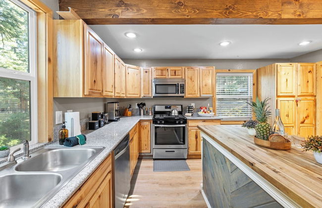 Sweet Pine Deck + Hot Tub, Cozy Modern Interior Close to Ski Resort! - Foto 56