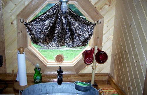 Hillbilly Chic Tiny House Near Nashville with WiFi, Kitchenette, Fire Pit & Trails - Foto 8
