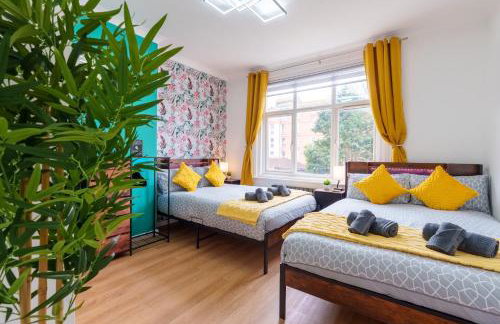 Stylish 3 Bedroom Sea View Apartment -Free Parking- Sleeps 9 - Photo 16