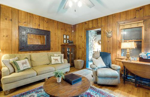 Peaceful Hendersonville Cabin - Hot Tub & Fire Pit - Foto 7
