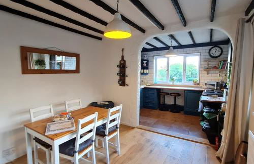 Old Road Cottage Pet Friendly Outdoors Beaches - Photo 6