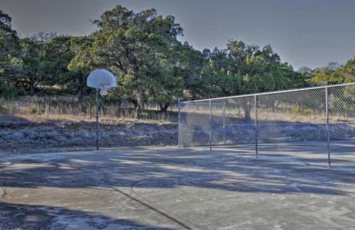 Exotic Home with Patio and Grill Walk to Canyon Lake! - Foto 31