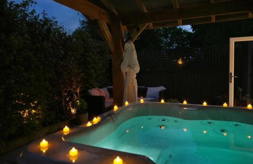 Scenery Hill Hideaways The Coach House Charming Retreat with Jacuzzi and BBQ Hut Near the Lake District - Photo 33