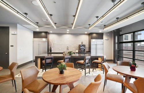 1BR Alongside Q2 and Domain With Pool, Gym and Free Parking - Foto 13