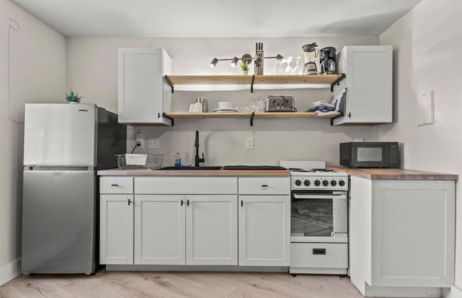 Modern Studio Apartment in Huntsville - Photo 2