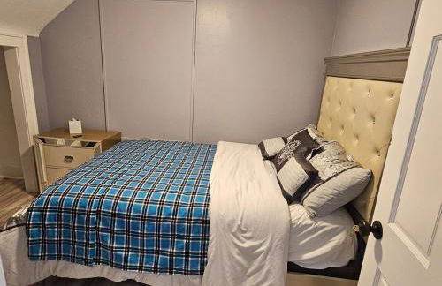 Cozy Roomy family sized apartment on major bus route close to all - Foto 44