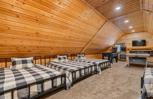 Rustic Retreat, Sleeps 20, Epic Game Room, Hot Tub, 20min to Yellowstone - Foto 36