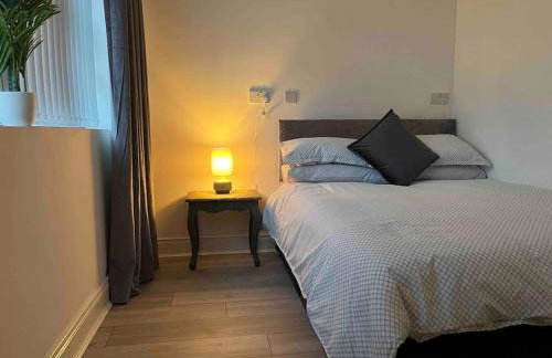 Corner House 2-Bed Townhouse Sleeps 3 - Photo 1