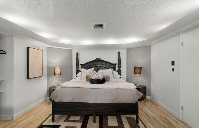 Family-friendly 5BR Home w/ Heated Pool & Parking - Foto 32